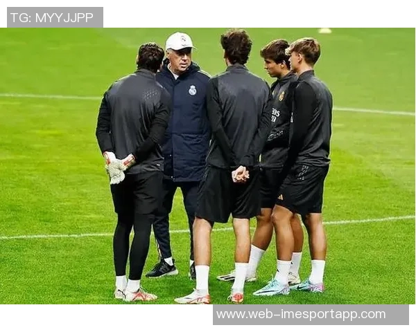 皇马留守8名一线队球员与卡斯蒂亚队员共同训练提升默契 皇马留守8名一线队球员与卡斯蒂亚队员共同训练提升默契