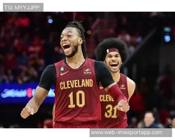 阿伦表现出色11投5中三分球命中率高达50贡献13分并有2篮板2助攻1抢断1盖帽